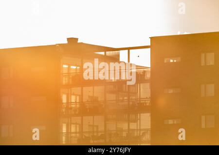 Göteborg, Schweden - 24. August 2020: Balkone und Lärmschutz zwischen Wohngebäuden bei Sonnenuntergang. Stockfoto