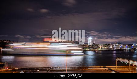 Göteborg, Schweden - 28. november 2021: Langzeitfoto einer Stela Line-Fähre, die Göteborg nachts verlässt. Stockfoto