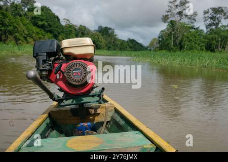 Motorboot auf dem Amazonas bei Leticia Stockfoto