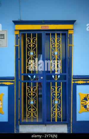 Buntes Eingangstor in Guatape, Kolumbien Stockfoto