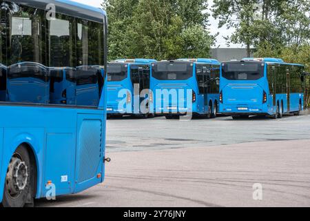 Göteborg, Schweden - 24. Juli 2022: Lange Reihe blauer Busse an einem Depot. Stockfoto