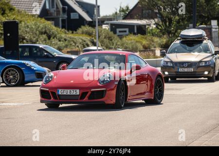 Falkenberg, Schweden - Juli 30 2022: Red 2018 Porsche 911 Carrera GTS in Skrea Strand. Stockfoto