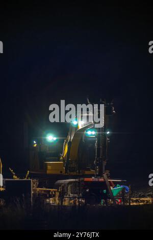 Göteborg, Schweden - 13. Oktober 2022: Gelber Bagger auf einer Baustelle bei Nacht Stockfoto