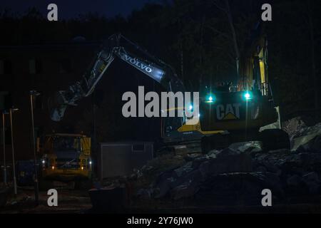 Göteborg, Schweden - 13. Oktober 2022: Gelber Bagger auf einer Baustelle bei Nacht Stockfoto