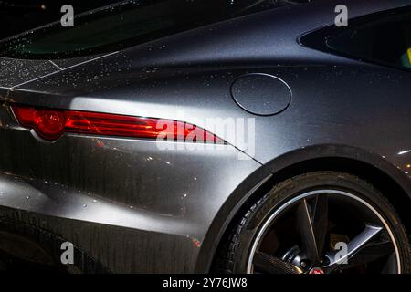 Göteborg, Schweden - 23. november 2022: Rechtes Heck eines Jaguar F-TYPE bei Nacht Stockfoto