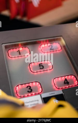 Göteborg, Schweden - 26. november 2022: Nummernschild am Glücksrad Stockfoto