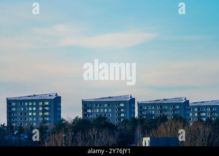 Göteborg, Schweden - 10. dezember 2022: Vier hohe Mehrfamilienhäuser am Horizont Stockfoto