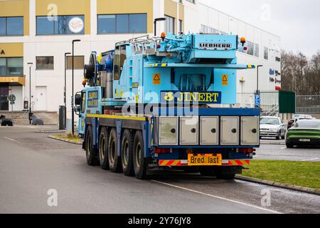 Mölndal, Schweden - 29. Januar 2023: Rückseite eines blauen Liebherr-Mobilkrans Stockfoto