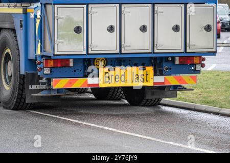 Mölndal, Schweden - 29. Januar 2023: Rückseite eines blauen Liebherr-Mobilkrans Stockfoto