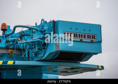 Mölndal, Schweden - 29. Januar 2023: Rückseite eines blauen Liebherr-Mobilkrans Stockfoto