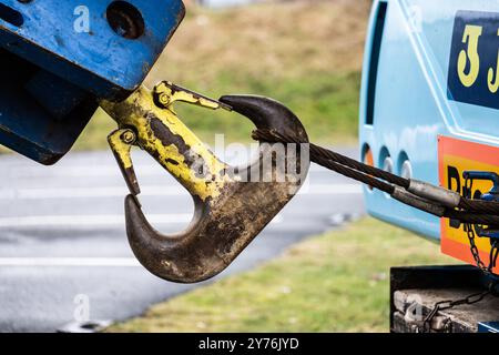 Mölndal, Schweden - 29. Januar 2023: Gelber abgenutzter Haken eines Mobilkrans Stockfoto