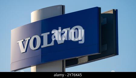 Göteborg, Schweden - 4. Februar 2023: Volvo-Logo auf einem hohen Pylon Stockfoto