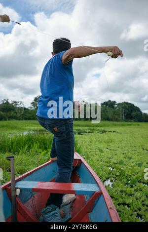 Angeln für Erwachsene auf traditionellem Holzkanu, Amazonas Naturschutzgebiet Stockfoto