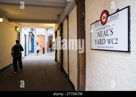 London, Großbritannien - 25. Juli 2024: Colurful Neals Yard Courtyard. Neal's Yard ist eine kleine Gasse im Londoner Covent Garden. Beliebter Touristenort. Stockfoto