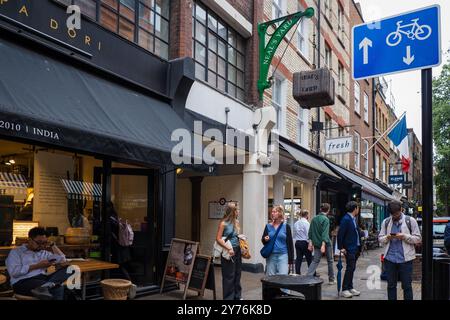 London, Großbritannien - 25. Juli 2024: Colurful Neals Yard Courtyard. Neal's Yard ist eine kleine Gasse im Londoner Covent Garden. Beliebter Touristenort. Stockfoto