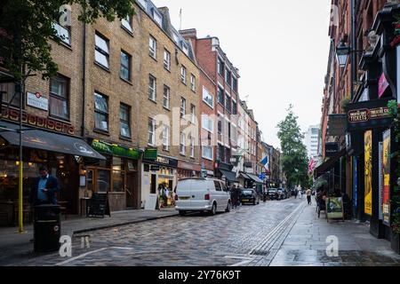 London, Großbritannien - 25. Juli 2024: Colurful Neals Yard Courtyard. Neal's Yard ist eine kleine Gasse im Londoner Covent Garden. Beliebter Touristenort. Stockfoto