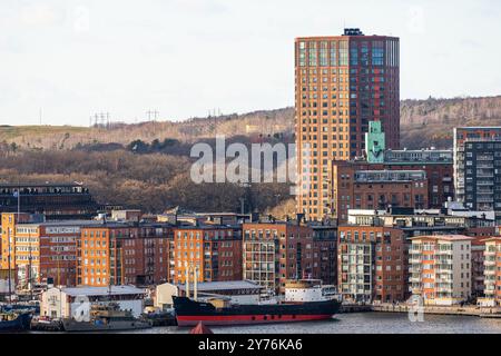 Göteborg, Schweden - 25. Februar 2023: Schiffsanleger und Wohngebäude von Eriksberg. Stockfoto