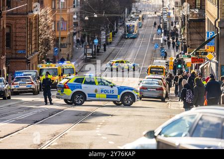 Göteborg, Schweden - 25. Februar 2023: Polizeisperre bei Karl Johans-Gatan bei einem Brand in einer Seitenstraße Stockfoto