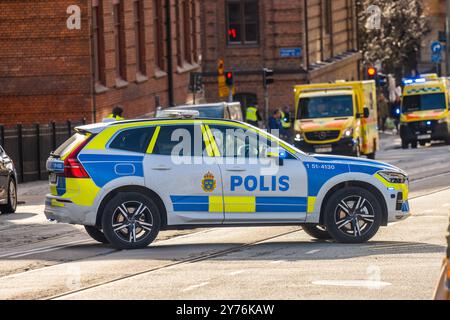 Göteborg, Schweden - 25. Februar 2023: Polizeiauto blockiert Karl Johans-Gatan bei einem Brand in einer Seitenstraße. Stockfoto