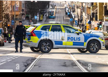 Göteborg, Schweden - 25. Februar 2023: Polizeiauto blockiert Karl Johans-Gatan bei einem Brand in einer Seitenstraße Stockfoto