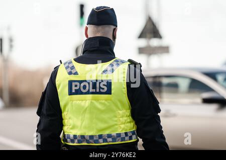 Göteborg, Schweden - 25. Februar 2023: Schwedischer Polizist blockiert eine Straße bei einem Vorfall Stockfoto
