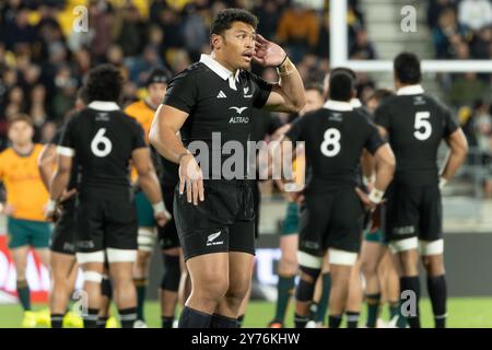 Wellington, Neuseeland. September 2024. Der Schwarze Flügelspieler Caleb Clarke hört auf Anweisungen. New Zealand All Blacks gegen Australien. Rugby Championship, Bledisloe Cup zweiter Test. Wellington. Neuseeland. Neuseeland schlägt Australien 33-13 (HT 19-13). (Joe Serci/SPP) Credit: SPP Sport Press Photo. /Alamy Live News Stockfoto