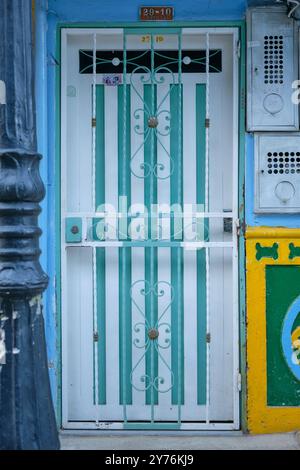 Buntes Eingangstor in Guatape, Kolumbien Stockfoto