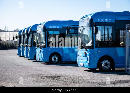 Göteborg, Schweden - 02. März 2023: Reihe neuer blauer elektrischer Stadtbusse in einem Depot Stockfoto