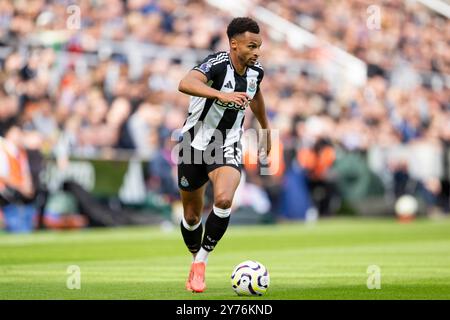 Newcastle, Großbritannien. September 2024. St. James' Park NEWCASTLE, ENGLAND – 28. SEPTEMBER: Jacob Murphy aus Newcastle spielt mit dem Ball während des 6. Matchweek-Spiels der Premier League 2024/25 zwischen Newcastle United und Manchester City am 28. September 2024 in Newcastle, England. (Foto: Richard Callis/SPP) (Richard Callis/SPP) Credit: SPP Sport Press Photo. /Alamy Live News Stockfoto