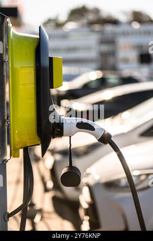 Göteborg, Schweden - 02. März 2023: Ladekabel an ein Ladegerät für Elektroautos auf einem Parkplatz angeschlossen Stockfoto