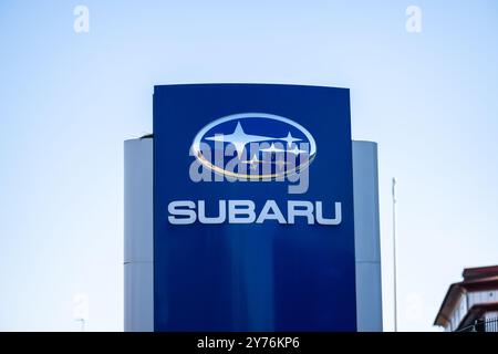 Göteborg, Schweden - 02. März 2023: Subaru-Zeichen bei einem Autohändler Stockfoto