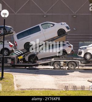 Göteborg, Schweden - 02. März 2023: Auswahl neuer Autos, die auf einen Autotransport geladen werden Stockfoto