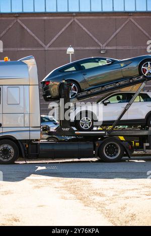 Göteborg, Schweden - 02. März 2023: Auswahl neuer Autos, die auf einen Autotransport geladen werden Stockfoto