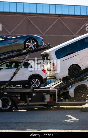 Göteborg, Schweden - 02. März 2023: Auswahl neuer Autos, die auf einen Autotransport geladen werden Stockfoto