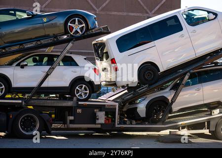 Göteborg, Schweden - 02. März 2023: Auswahl neuer Autos, die auf einen Autotransport geladen werden Stockfoto