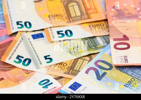 Mehrere hundert Euro-Banknoten nach Wert gestapelt. Euro-Geld-Konsum Stockfoto