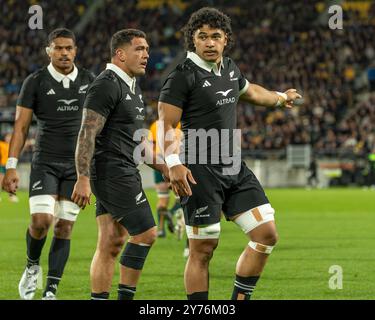 Wellington, Neuseeland. September 2024. Alle schwarzen Flanker Wallace Sititi, die Anweisungen überprüfen. New Zealand All Blacks gegen Australien. Rugby Championship, Bledisloe Cup zweiter Test. Wellington. Neuseeland. Neuseeland schlägt Australien 33-13 (HT 19-13). (Joe Serci/SPP) Credit: SPP Sport Press Photo. /Alamy Live News Stockfoto