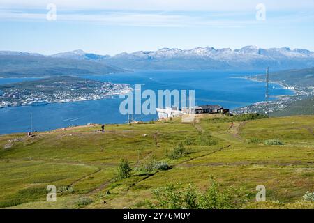 Seilbahnstation Fjellheisen am Storsteinen und Blick über Tromso, Norwegen vom Aussichtspunkt Storsteinen Stockfoto