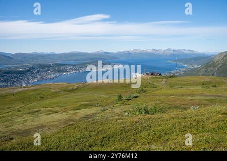Seilbahnstation Fjellheisen am Storsteinen und Blick über Tromso, Norwegen vom Aussichtspunkt Storsteinen Stockfoto
