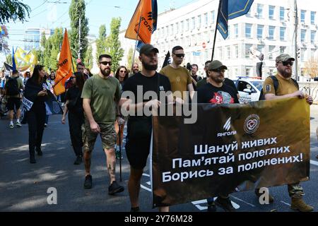 Kiew, Ukraine. September 2024. Militärangehörige und Veteranen halten Flaggen und Plakate während des Tages des Verteidigers der Ukraine März am 1. Oktober, 28. September 2024 in Kiew, Ukraine Credit: SOPA Images Limited/Alamy Live News Stockfoto