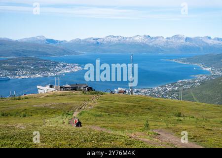 Tromso, Norwegen - 07.04.2024: Seilbahnstation Fjellheisen am Storsteinen und Blick über Tromso, Norwegen vom Aussichtspunkt Storsteinen Stockfoto