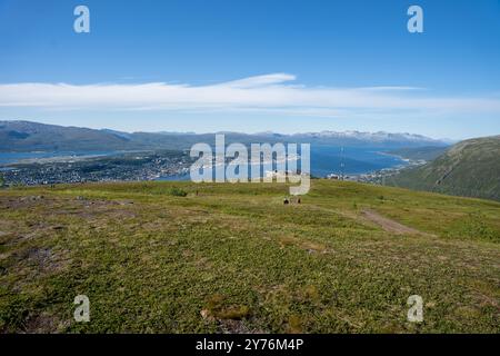 Seilbahnstation Fjellheisen am Storsteinen und Blick über Tromso, Norwegen vom Aussichtspunkt Storsteinen Stockfoto