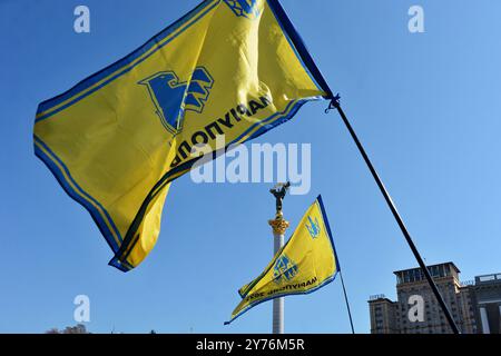 Kiew, Ukraine. September 2024. Flaggen des Asow-Bataillons vor dem Hintergrund des Monuments für die Unabhängigkeit der Ukraine auf dem Maidan während des Tags der Verteidigung der Ukraine am 1. Oktober, 28. September 2024 in Kiew, Ukraine Credit: SOPA Images Limited/Alamy Live News Stockfoto