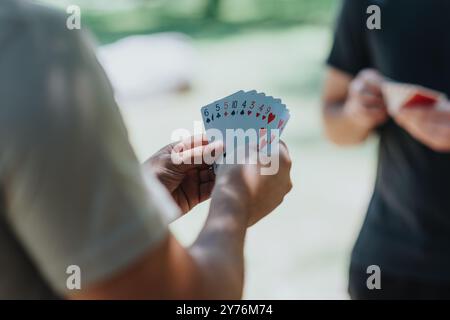 Nahaufnahme von Händen, die Karten im Freien halten Stockfoto