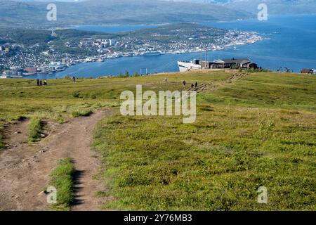 Tromso, Norwegen - 07.04.2024: Seilbahnstation Fjellheisen am Storsteinen und Blick über Tromso, Norwegen vom Aussichtspunkt Storsteinen Stockfoto