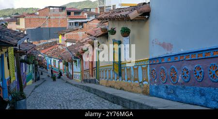 Buntes Eingangstor in Guatape, Kolumbien Stockfoto