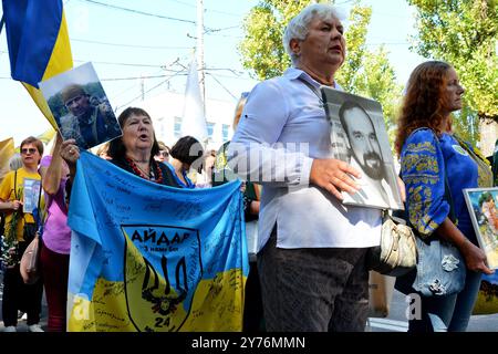 Kiew, Ukraine. September 2024. Verwandte gefallener ukrainischer Soldaten halten Fahnen und Porträts während des Marsches zum Tag des Verteidigers der Ukraine am 1. Oktober, 28. September 2024 in Kiew, Ukraine (Foto: Aleksandr Gusev/SOPA Images/SIPA USA) Credit: SIPA USA/Alamy Live News Stockfoto