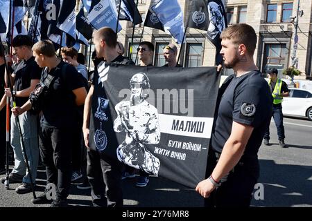 Kiew, Ukraine. September 2024. Junge Aktivisten der 'Centurien' halten Flaggen und Plakate während des Marsches für Verteidiger der Ukraine Tag, der am 1. Oktober, 28. September 2024 in Kiew, Ukraine gefeiert wird Stockfoto