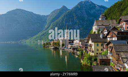 Eingebettet zwischen majestätischen Bergen bietet Hallstatt charmante Häuser entlang des ruhigen Sees Stockfoto