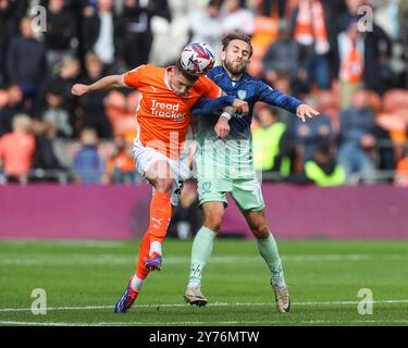 Oliver Casey von Blackpool und Jack Cooper-Love von Burton Albion kämpfen um den Ball während des Sky Bet League 1 Spiels Blackpool gegen Burton Albion in Bloomfield Road, Blackpool, Großbritannien, 28. September 2024 (Foto: Gareth Evans/News Images) Stockfoto